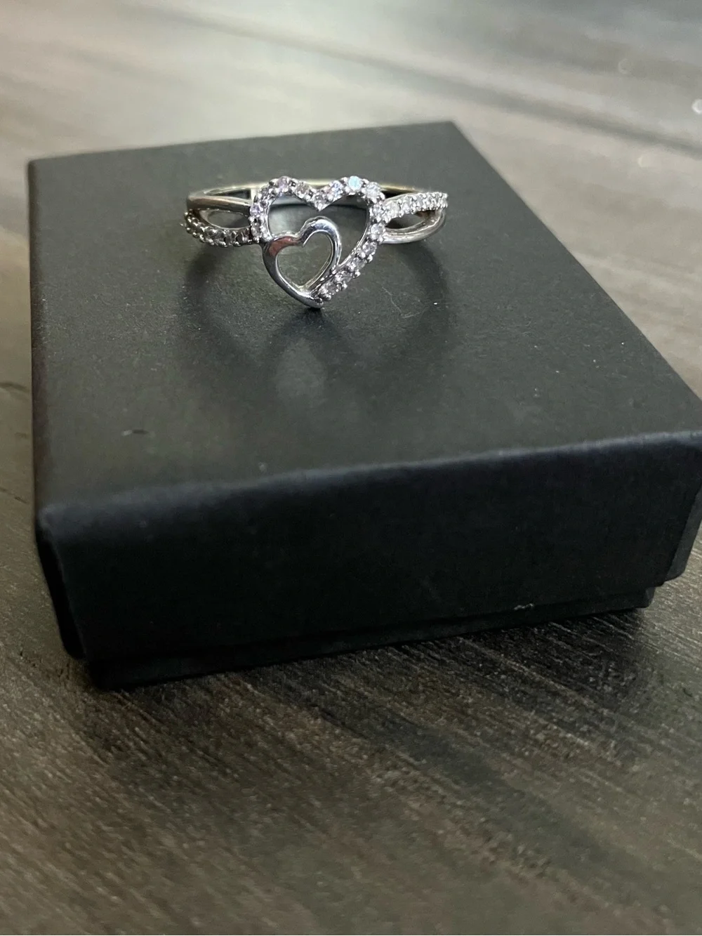 10K White Gold Heart Ring, Size 6.5 - Picture 5 of 12